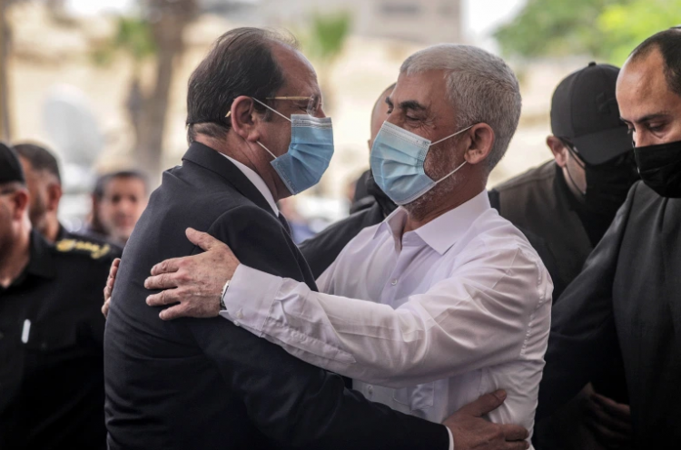 السنوار مع رئيس المخابرات المصرية عباس كامل