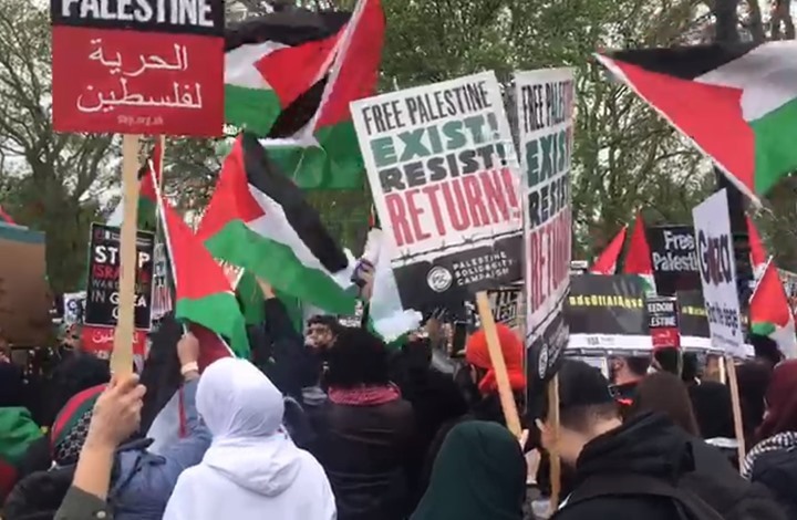 تحقيق مع شرطية بريطانية هتفت لفلسطين خلال مظاهرة (فيديو)