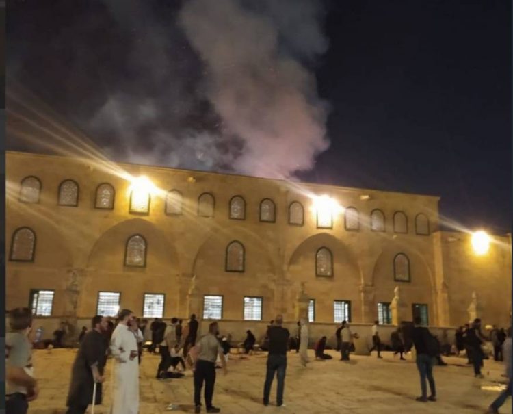 جنود الاحتلال يشعلون حريقا متعمدًا في المسجد الأقصى
