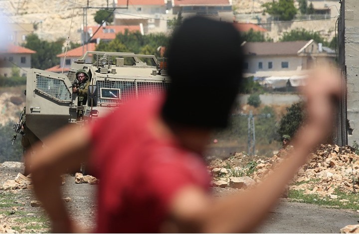 مواجهات عنيفة بالبيرة وإطلاق نار وإصابة جنديين للاحتلال (شاهد)