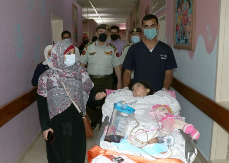 وصول الطفلتين ساره وفرح من قطاع غزة لمدينة الحسين الطبي.jpg