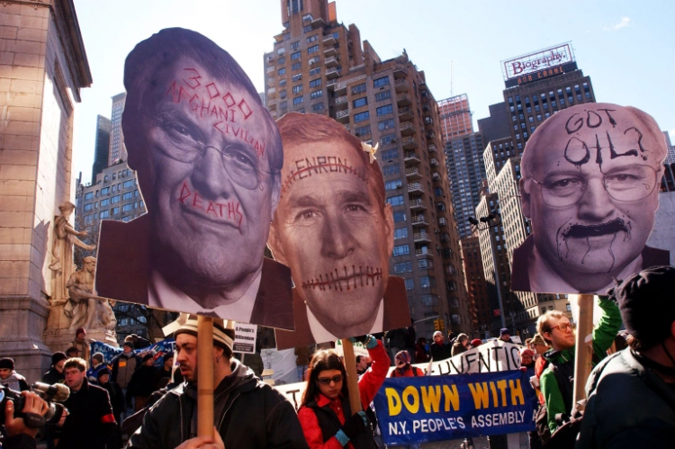 احتجاجات ضد رامسفيلد وجورج بوش