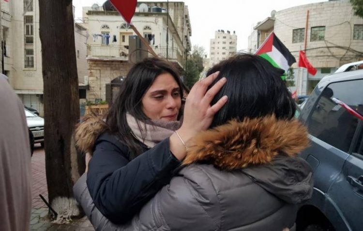 الاحتلال يرفض الإفراج عن الأسيرة خالدة جرار لإلقاء نظرة الوداع على ابنتها