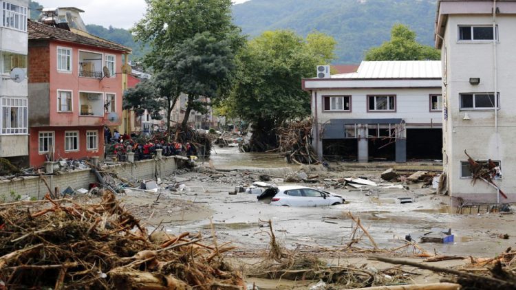 ارتفاع حصيلة الأمطار الغزيرة في تركيا إلى 11 قتيلًا