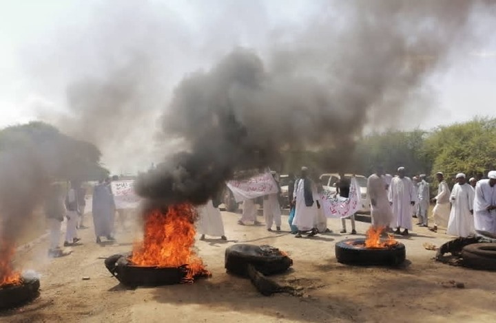 محتجون في السودان يغلقون موانئ البحر الأحمر لليوم الثاني