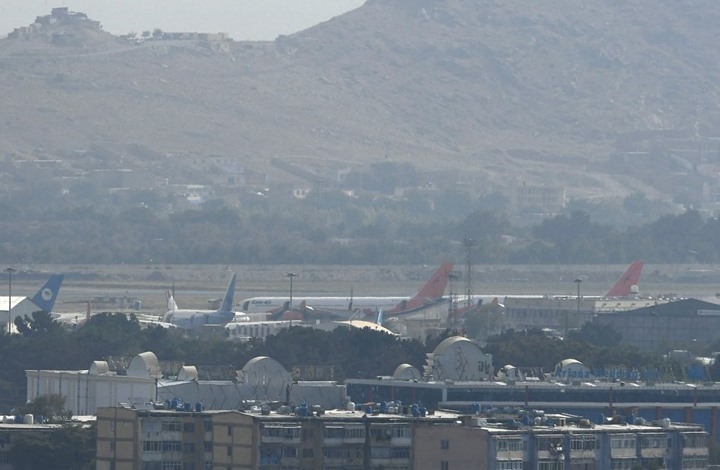 وصول طائرة قطرية تحمل فريقا فنيا إلى مطار كابول