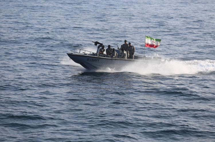 أحد زوارق البحرية الإيرانية