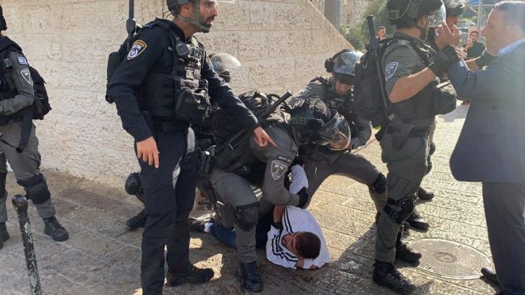 الاحتلال يسحل طفلة في باب العامود ويعتقل صحفيين بعد الاعتداء عليهما