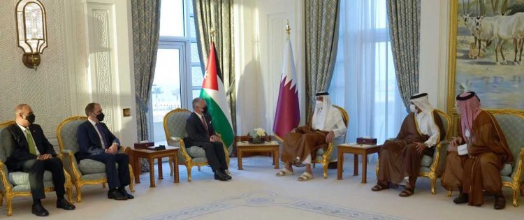 الملك يجري مباحثات مع أمير دولة قطر في الدوحة