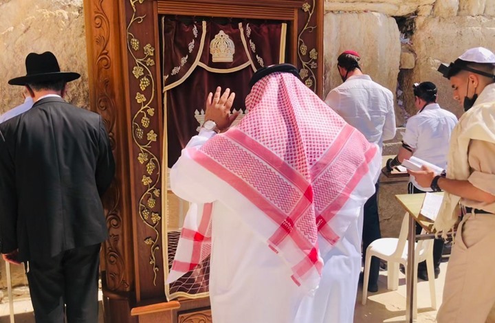 وفد بحريني يشارك المستوطنين صلواتهم بالأقصى