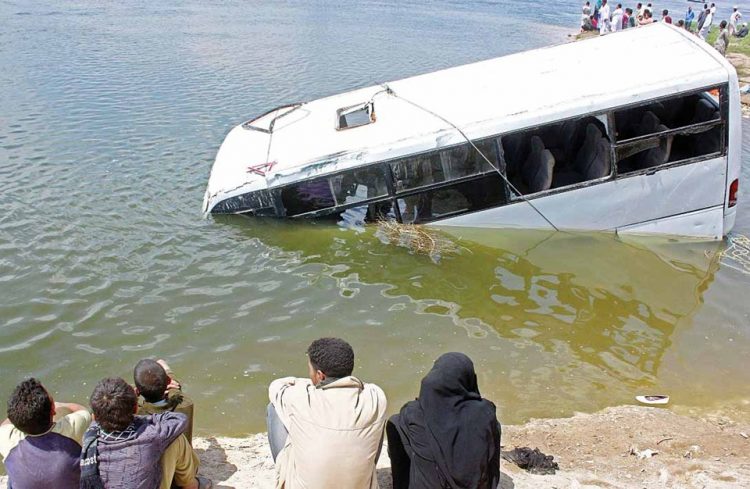 31 قتيلا جراء غرق حافلة ركاب بنهر في كينيا (شاهد)
