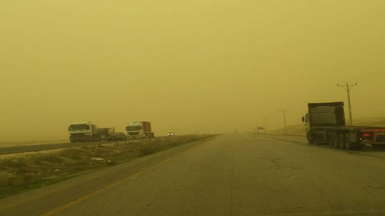 إغلاق طريق الأزرق - العمري بالاتجاهين احترازيا لتدني الرؤية الأفقية بسبب الغبار