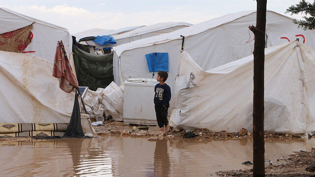 مياه الأمطار تثقل كاهل النازحين السوريين في إدلب