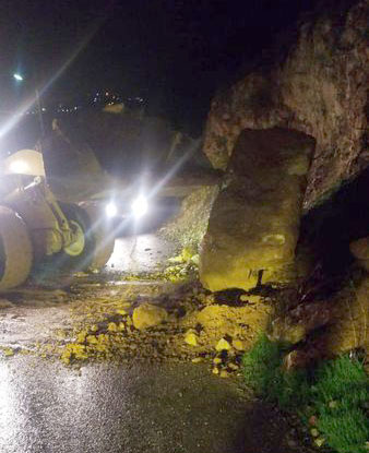 بلدية كفرنجه تتعامل مع انهيار صخري على طريق حي نمر