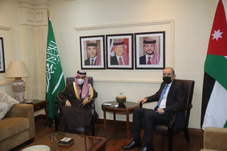 وزير الخارجية يجري محادثات شاملة مع نظيره السعودي