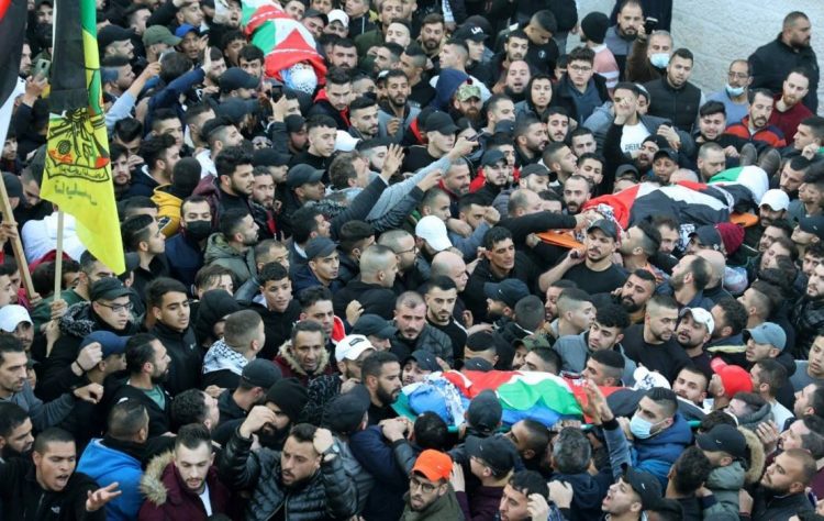 جماهير غفيرة تشيّع جثامين شهداء نابلس الثلاثة الذين اغتالتهم قوات الاحتلال