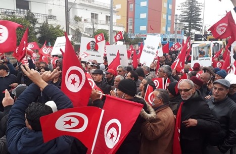 آلاف التونسيين يخرجون في تظاهرة باتجاه البرلمان (شاهد)