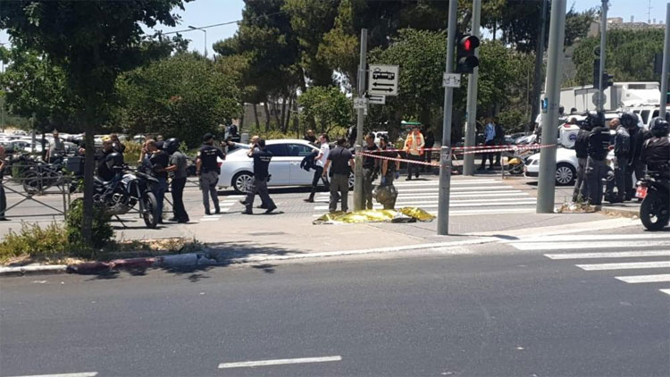 طعن شرطيين إسرائيليين في بالقدس وانسحاب المنفذ