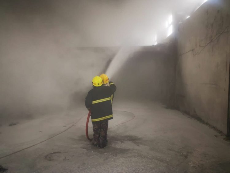 إخماد حريق مصنع بلاستيك في محافظة الزرقاء