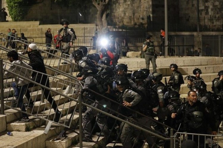 إصابات بقمع الاحتلال لعشرات المصلين بباب العمود بالقدس
