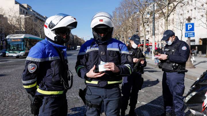الشرطة الفرنسية تعتدي على امرأتين مسلمتين وتشعل مواقع التواصل