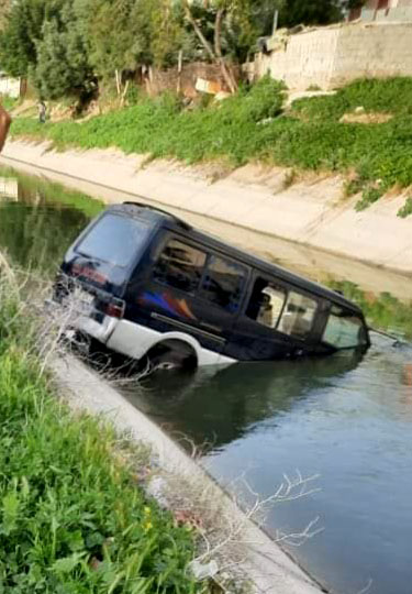 انتشال مركبة سقطت في قناة الملك عبد الله دون وقوع إصابات