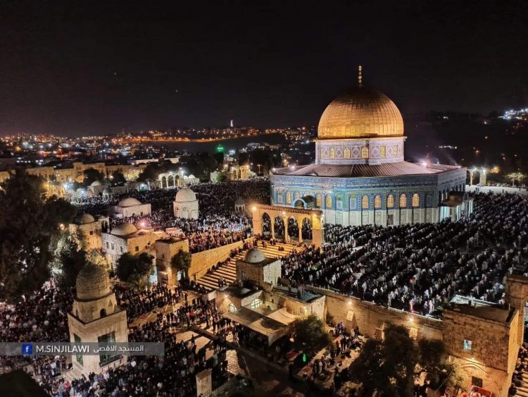 ربع مليون فلسطيني يحيون ليلة القدر بالمسجد الأقصى (مباشر)