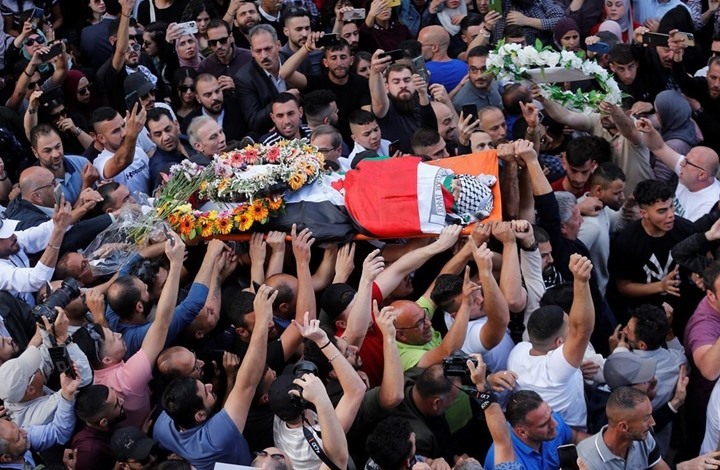 الآلاف يشيعون جثمان أبو عاقلة بحضور رسمي واسع (شاهد)