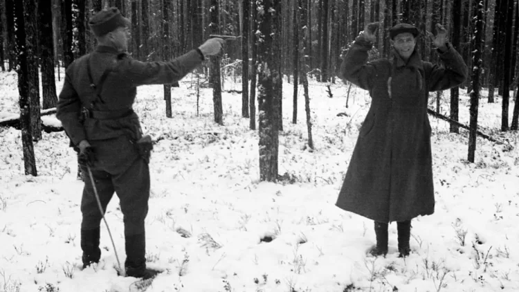 جاسوس سوفييتي يضحك أمام جندي فنلندي قبل إعدامه في 1942