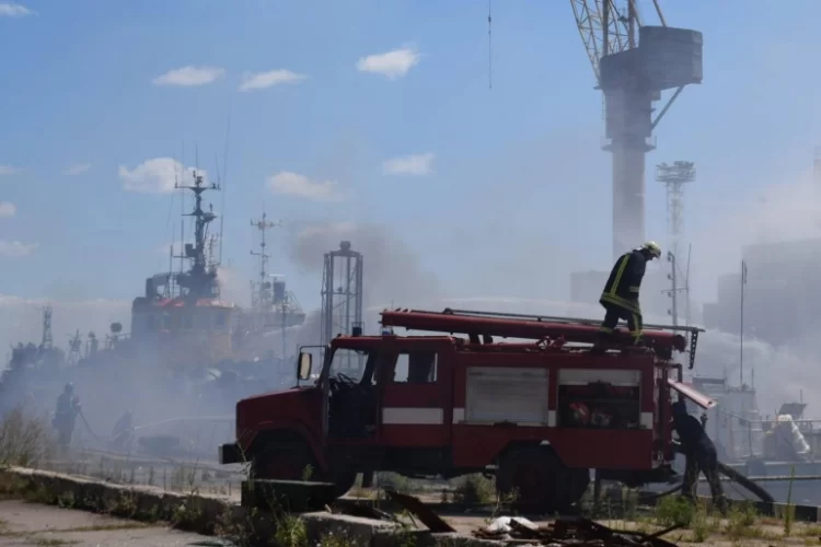 روسيا تؤكد ضرب أهداف عسكرية في ميناء أوديسا وكييف تسعى لاستئناف تصدير الحبوب