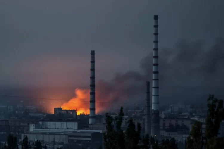 حرب أوكرانيا.. الحرائق تلتهم ليسيتشانسك بسبب القصف الروسي وانفجارات عنيفة تهزّ ميكولايف