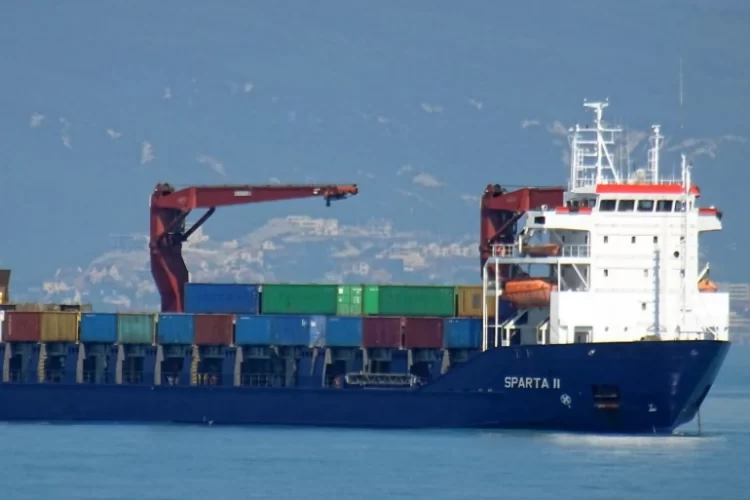 انطلقت من سوريا.. بلومبيرغ: روسيا استخدمت سفينة تجارية لنقل مدرعات عسكرية عبر البحر الأسود