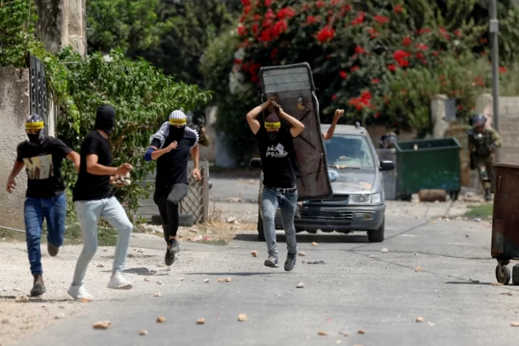 اقتحام مخيم بلاطة وإصابة 3 فلسطينيين واعتقال العشرات في أنحاء مختلفة من الضفة
