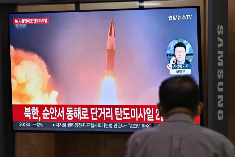 أعلنت كوريا الجنوبية أن كوريا الشمالية أطلقت اليوم الأربعاء صاروخين باليستيين عشية زيارة مرتقبة لنائبة الرئيس الأميركي كامالا هاريس لسول، مضيفة أن بيونغ يانغ تستعد لإجراء تجربة نووية. وقالت هيئة الأركان الكورية المشتركة إن الصاروخين أطلقا بعيد الساعة السادسة مساء بالتوقيت المحلي من منطقة سونان بالعاصمة بيونغ يانغ، مضيفة أنهما حلّقا على ارتفاع 30 كيلومترا لمسافة 360 كيلومترا. ورأت هيئة الأركان المشتركة أن من شأن ما وصفتها باستفزازات بيونغ يانغ أن تعزز قوة الردع والرد من جانب الولايات المتحدة، وتفاقم عزلة كوريا الشمالية. وكانت الهيئة قالت إن كوريا الشمالية أطلقت الأحد الماضي صاروخا باليستيا قصير المدى من منطقة تايتشيون في إقليم بيونغ آن الشمالي. وفي الاثنين الماضي، بدأت كوريا الجنوبية مناورات بحرية مشتركة مع الولايات المتحدة تستغرق 4 أيام. من جهتها، نقلت وكالة "يونهاب" للأنباء عن جهاز المخابرات الوطني في كوريا الجنوبية قوله إن كوريا الشمالية قد تجري أول اختبار نووي لها منذ 2017 على الأرجح في الفترة بين 16 أكتوبر/تشرين الأول والسابع من نوفمبر/تشرين الثاني. ولدى كوريا الشمالية ترسانة من الصواريخ بعضها عابر للقارات، وتؤكد أنها تملك أسلحة نووية، وفي وقت سابق من الشهر الجاري تحدثت عن "حقها" في توجيه ما وصفتها بضربات نووية وقائية.