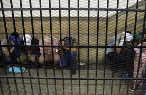 WSJ: ناجون يكشفون أساليب التعذيب في سجون مصر