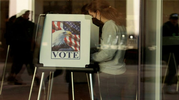 الأميركيون يقترعون في انتخابات منتصف الولاية "الحاسمة"