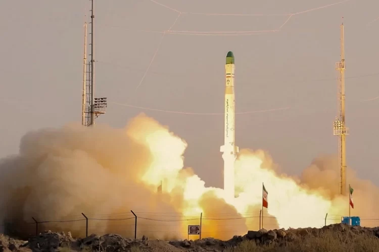 إيران تعلن اختبارها بنجاح لصاروخ حامل للأقمار الصناعية وتعترف بالمسيّرات