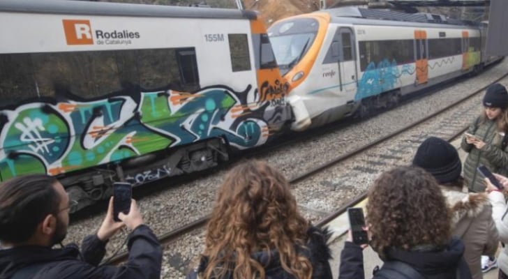 إصابة 150 شخصا على الأقل في تصادم قطارين في إسبانيا