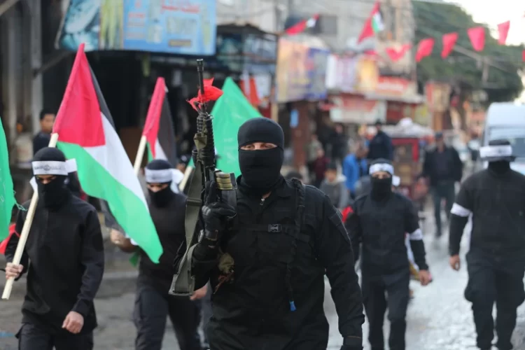 حمل اسم عرين الأسود.. حماس تنظم عرضا عسكريا في غزة بذكراها الـ35