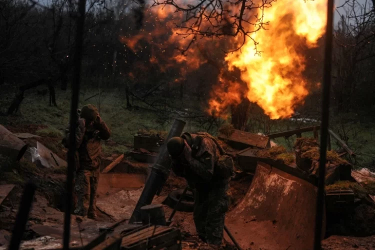 الكرملين: لا فرصة حاليا لمحادثات سلام وزيلينسكي يتفقد قواته في دونباس