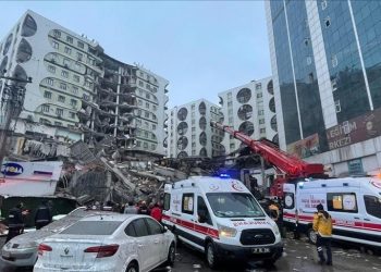 أردنيون يعبرون عن تضامنهم مع ضحايا الزلزال في سوريا وتركيا