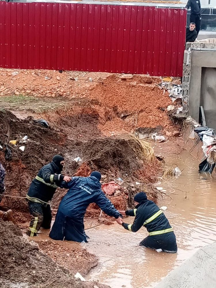 إنقاذ 6 أشخاص داهمتهم مياه الأمطار في إربد