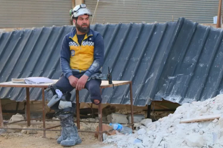 بساق مبتورة.. إشادة بمتطوع في الدفاع المدني السوري شارك بعمليات الإنقاذ