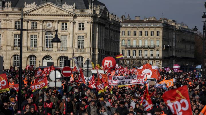 فرنسا.. قطاعات جديدة تشارك في الإضراب ضد تعديل نظام التقاعد