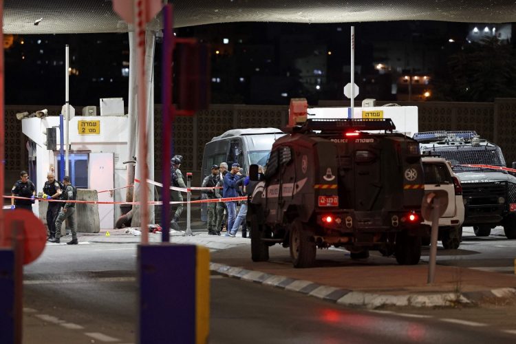 مقتل شرطي صهيوني بعملية في القدس (شاهد)