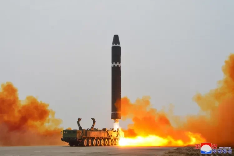 كوريا الشمالية تطلق صاروخا باليستيا وتتوعد مناوئيها