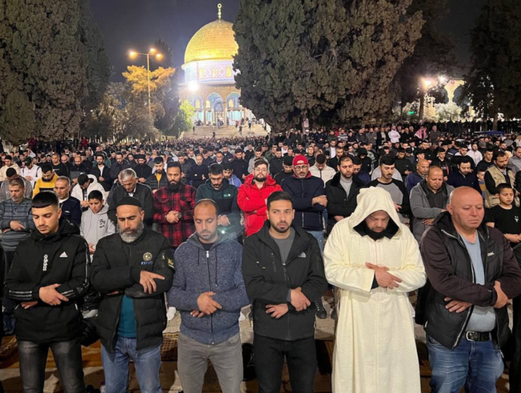 الآلاف يرابطون في المسجد الأقصى ويؤدون صلاة التراويح (شاهد)