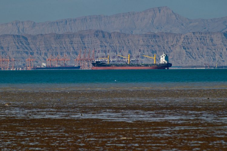 إيران تعلن عن طفرة في صادراتها النفطية وتجارتها مع الجيران رغم العقوبات