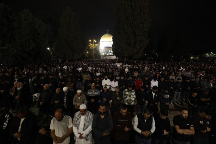 الآلاف يؤدون صلاتي العشاء والتراويح في المسجد الأقصى