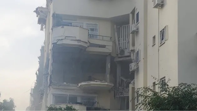 مقتل وإصابة 8 إسرائيليين في قصف صاروخي من غزة لمبنى بتل أبيب (شاهد)